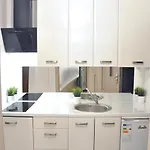 아파트 And Comfy Close To Old Town And Metro. *